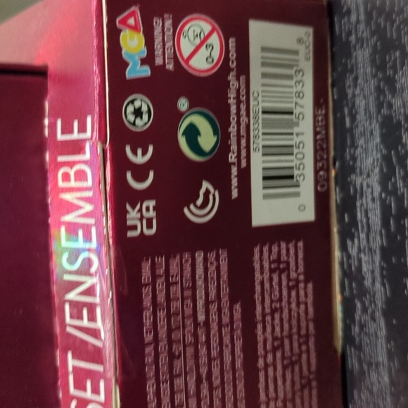 Rainbow High Fashion Set with Burgundy Accents Lila Yamamoto - Picture 11 of 11